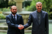 Amir Abdolahian y Mirzoyan discuten desarrollo de cooperación armenio-iraní