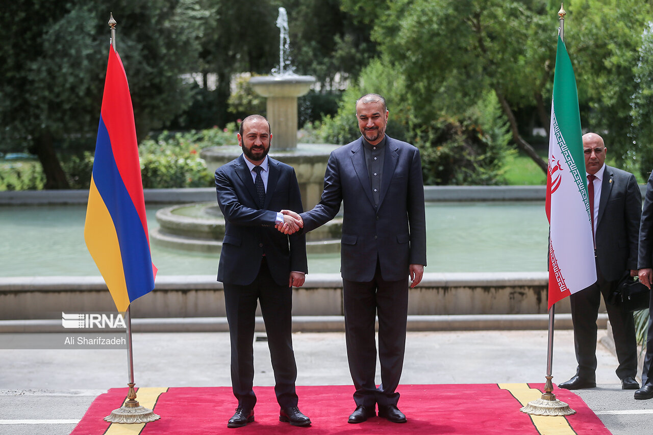 Amir Abdollahian und Mirzoyan diskutieren über die Entwicklung der armenisch-iranischen Zusammenarbeit