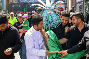 Des foules immenses organisent une cérémonie de deuil annuelle à Zanjān, dans l'ouest de l'Iran