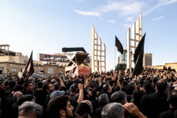 Des foules immenses organisent une cérémonie de deuil annuelle à Zanjān, dans l'ouest de l'Iran