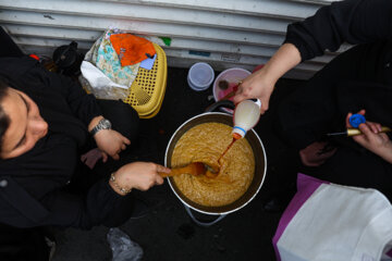 La distribution de Halva gratuits à l'occasion de Muharram à Téhéran 