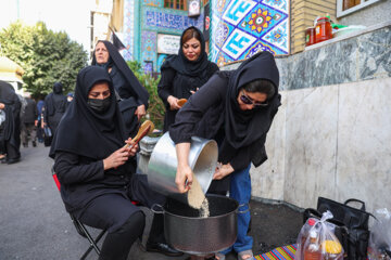 La distribution de Halva gratuits à l'occasion de Muharram à Téhéran 