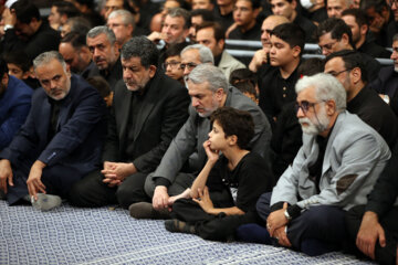 La quatrième nuit de la cérémonie de deuil commémorative pour le très vénéré Imam Hussein (P), troisième imam des musulmans et ses 72 compagnons a eu lieu ce jeudi soir (27 juillet 2023) en présence du Leader de la Révolution islamique d’Iran, l’honorable ayatollah Khamenei, dans la Husseiniyya de l'Imam Khomeiny à Téhéran. (Source de photos : Site du Leader (Khamenei.ir)