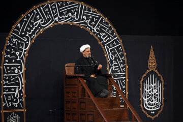 La quatrième nuit de la cérémonie de deuil commémorative pour le très vénéré Imam Hussein (P), troisième imam des musulmans et ses 72 compagnons a eu lieu ce jeudi soir (27 juillet 2023) en présence du Leader de la Révolution islamique d’Iran, l’honorable ayatollah Khamenei, dans la Husseiniyya de l'Imam Khomeiny à Téhéran. (Source de photos : Site du Leader (Khamenei.ir)