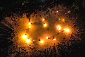 Iran-Muharram 2023 : cérémonie de la chaîne du feu dans le village ancien de Bayazeh à la veille d’Achoura au centre (Photo : Ahmad Riahi Dehkordi)