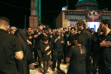 Iran-Muharram 2023 : cérémonie de la chaîne du feu dans le village ancien de Bayazeh à la veille d’Achoura au centre (Photo : Ahmad Riahi Dehkordi)