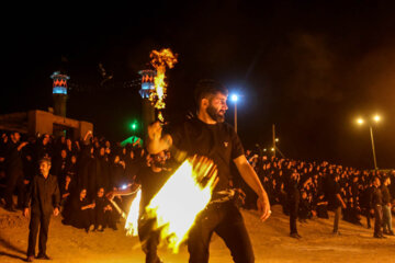 Iran-Muharram 2023 : cérémonie de la chaîne du feu dans le village ancien de Bayazeh à la veille d’Achoura au centre (Photo : Ahmad Riahi Dehkordi)