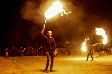 Iran-Muharram 2023 : cérémonie de la chaîne du feu dans le village ancien de Bayazeh à la veille d’Achoura au centre (Photo : Ahmad Riahi Dehkordi)