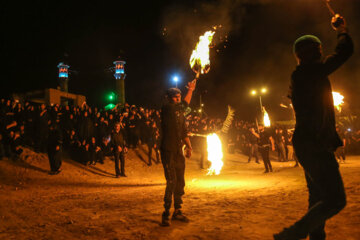 Iran-Muharram 2023 : cérémonie de la chaîne du feu dans le village ancien de Bayazeh à la veille d’Achoura au centre (Photo : Ahmad Riahi Dehkordi)