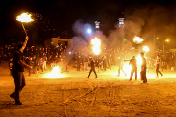 Iran-Muharram 2023 : cérémonie de la chaîne du feu dans le village ancien de Bayazeh à la veille d’Achoura au centre (Photo : Ahmad Riahi Dehkordi)