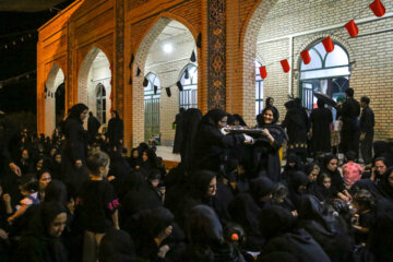 Iran-Muharram 2023 : cérémonie de la chaîne du feu dans le village ancien de Bayazeh à la veille d’Achoura au centre (Photo : Ahmad Riahi Dehkordi)