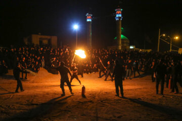 Iran-Muharram 2023 : cérémonie de la chaîne du feu dans le village ancien de Bayazeh à la veille d’Achoura au centre (Photo : Ahmad Riahi Dehkordi)