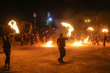 Iran-Muharram 2023 : cérémonie de la chaîne du feu dans le village ancien de Bayazeh à la veille d’Achoura au centre (Photo : Ahmad Riahi Dehkordi)