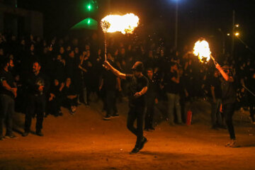 Iran-Muharram 2023 : cérémonie de la chaîne du feu dans le village ancien de Bayazeh à la veille d’Achoura au centre (Photo : Ahmad Riahi Dehkordi)