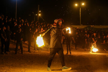 Iran-Muharram 2023 : cérémonie de la chaîne du feu dans le village ancien de Bayazeh à la veille d’Achoura au centre (Photo : Ahmad Riahi Dehkordi)