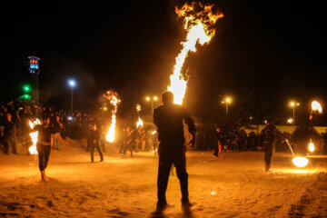 Iran-Muharram 2023 : cérémonie de la chaîne du feu dans le village ancien de Bayazeh à la veille d’Achoura au centre (Photo : Ahmad Riahi Dehkordi)