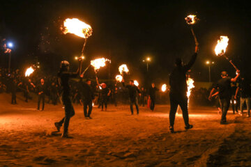 Iran-Muharram 2023 : cérémonie de la chaîne du feu dans le village ancien de Bayazeh à la veille d’Achoura au centre (Photo : Ahmad Riahi Dehkordi)