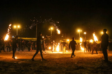 Iran-Muharram 2023 : cérémonie de la chaîne du feu dans le village ancien de Bayazeh à la veille d’Achoura au centre (Photo : Ahmad Riahi Dehkordi)