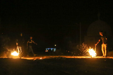 Iran-Muharram 2023 : cérémonie de la chaîne du feu dans le village ancien de Bayazeh à la veille d’Achoura au centre (Photo : Ahmad Riahi Dehkordi)