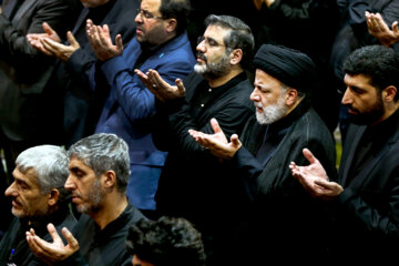 Oración del mediodía de Ashura en Universidad de Teherán 