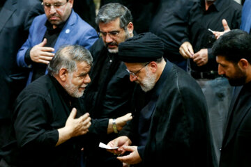 Oración del mediodía de Ashura en Universidad de Teherán 