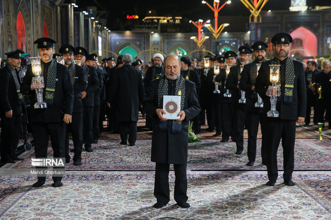 آیین سنتی خطبه خوانی شب عاشورا در حرم رضوی برگزار شد