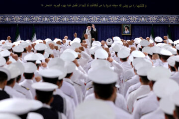 La reunión del Líder Supremo con la tripulación y las familias de la 86.ª Flotilla de la Armada de Irán
