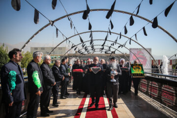 اهتزاز پرچم های حرمین عتبات عالیات در گنبد آسمان تهران