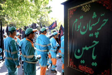 Un groupe de pèlerins de Machhad se dirigent vers Karbala pour la cérémonie de deuil d'Arbaeen