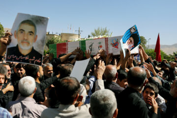 Les Iraniens font leurs adieux aux martyrs de l'attaque terroriste de Shah Cheragh lors de funérailles massives