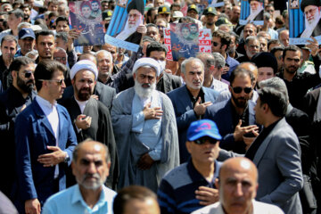 Les Iraniens font leurs adieux aux martyrs de l'attaque terroriste de Shah Cheragh lors de funérailles massives