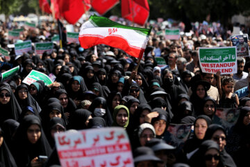 Les Iraniens font leurs adieux aux martyrs de l'attaque terroriste de Shah Cheragh lors de funérailles massives