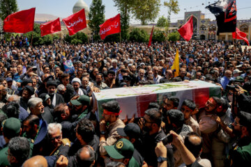 Les Iraniens font leurs adieux aux martyrs de l'attaque terroriste de Shah Cheragh lors de funérailles massives