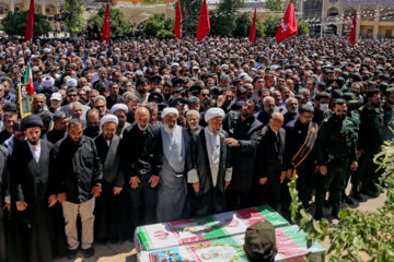 Les Iraniens font leurs adieux aux martyrs de l'attaque terroriste de Shah Cheragh lors de funérailles massives