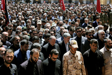 Les Iraniens font leurs adieux aux martyrs de l'attaque terroriste de Shah Cheragh lors de funérailles massives