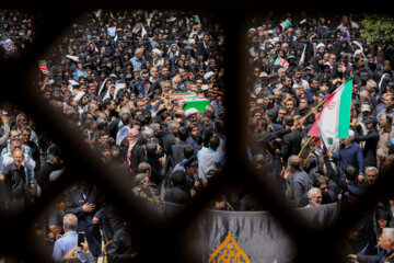 Les Iraniens font leurs adieux aux martyrs de l'attaque terroriste de Shah Cheragh lors de funérailles massives