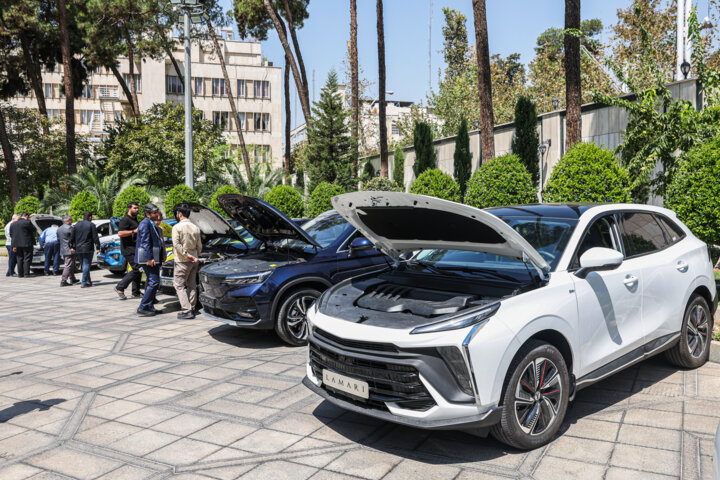 President Raisi visits Iranian all-electric hybrid cars