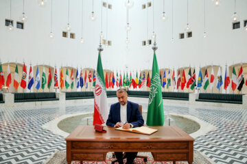 «حسین امیرعبداللهیان» وزیر امور خارجه جمهوری اسلامی ایران در بدو ورود به وزارت خارجه عربستان دفتر یادبود را امضاء کرد