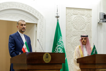 «فیصل بن‌فرحان» وزیر امور خارجه عربستان و «حسین امیرعبداللهیان» وزیر امور خارجه جمهوری اسلامی ایران پس از دیدار دوجانبه در کنفرانس مشترک مطبوعاتی در وزارت خارجه عربستان به سوالات خبرنگاران پاسخ دادند 