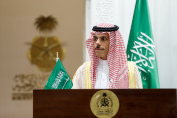 «فیصل بن‌فرحان» وزیر امور خارجه عربستان در کنفرانس مشترک مطبوعاتی با وزیر امور خارجه ایران 