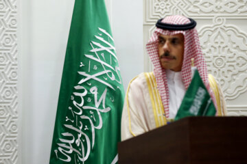 «فیصل بن‌فرحان» وزیر امور خارجه عربستان در کنفرانس مشترک مطبوعاتی با وزیر امور خارجه ایران 