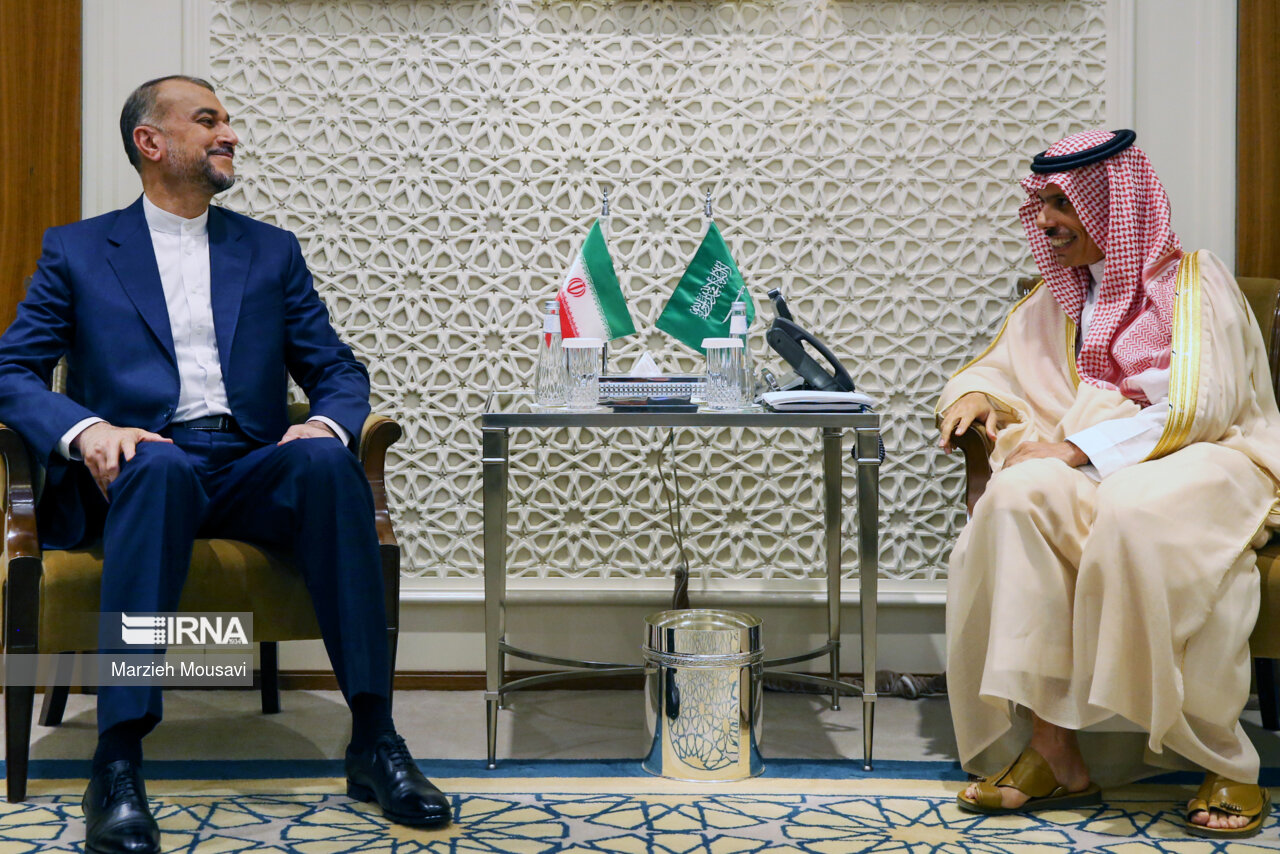 Cancilleres de Irán y Arabia Saudí se reúnen en Riad