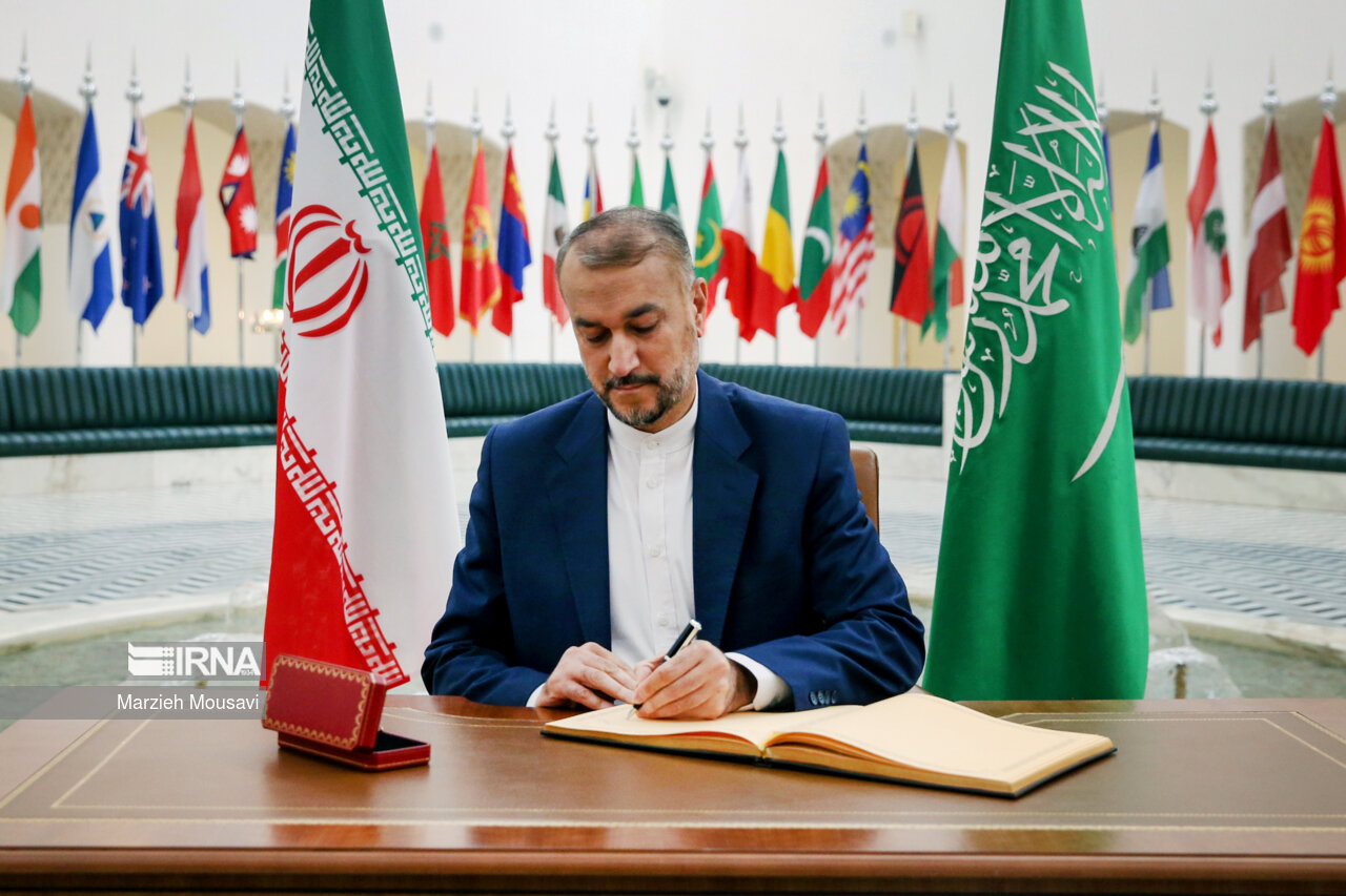 «حسین امیرعبداللهیان» وزیر امور خارجه جمهوری اسلامی ایران در بدو ورود به وزارت خارجه عربستان دفتر یادبود را امضاء کرد