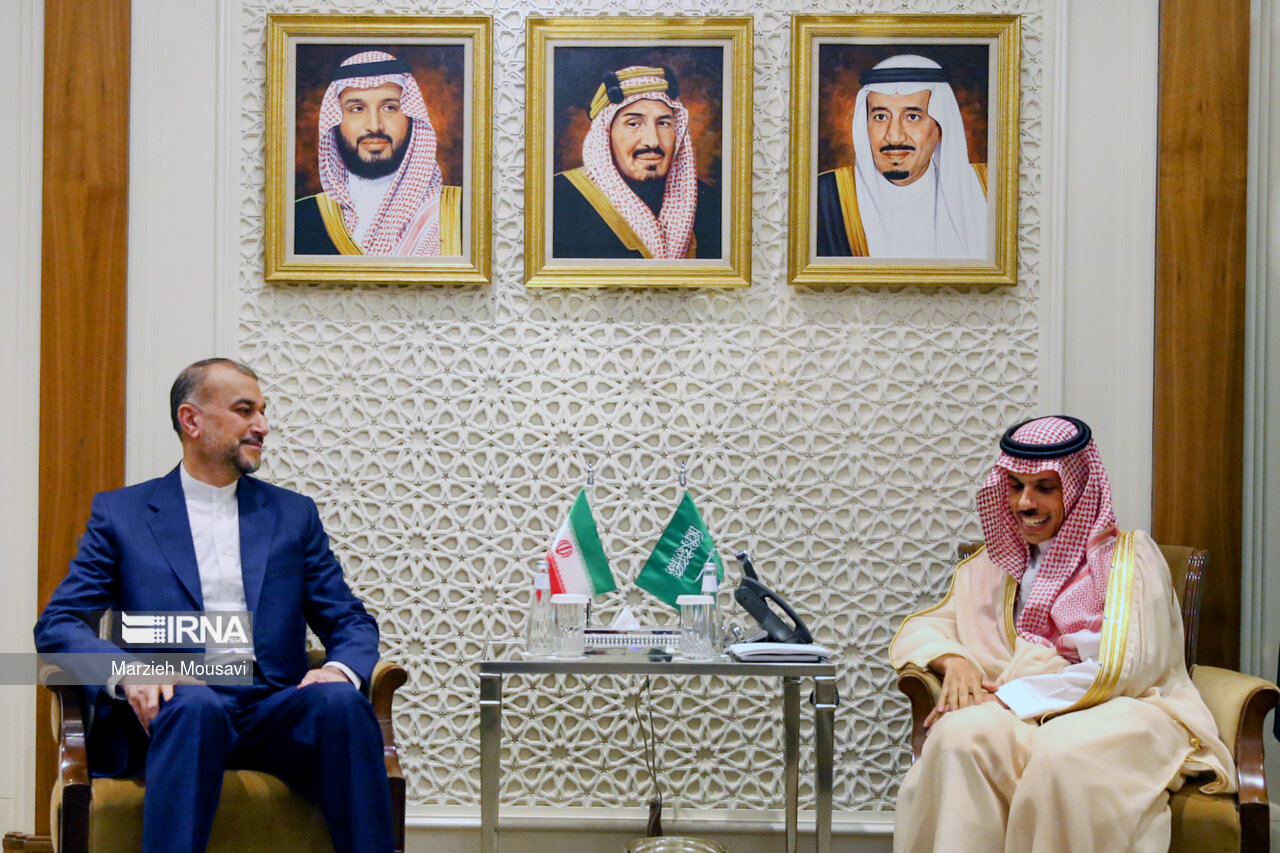 دیدار دو جانبه «فیصل بنفرحان» وزیر امور خارجه عربستان با «حسین امیرعبداللهیان» وزیر امور خارجه جمهوری اسلامی ایران