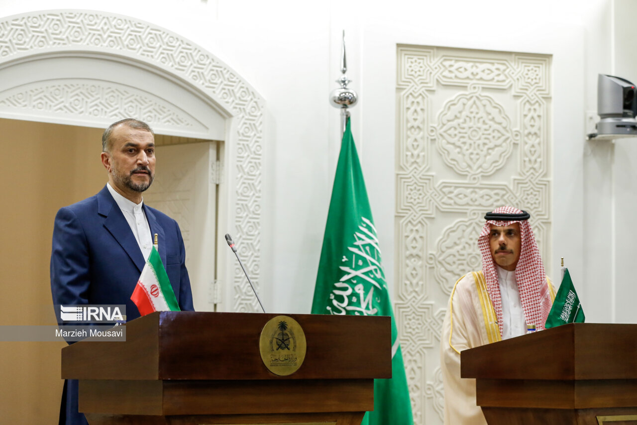 «فیصل بنفرحان» وزیر امور خارجه عربستان و «حسین امیرعبداللهیان» وزیر امور خارجه جمهوری اسلامی ایران پس از دیدار دوجانبه در کنفرانس مشترک مطبوعاتی در وزارت خارجه عربستان به سوالات خبرنگاران پاسخ دادند