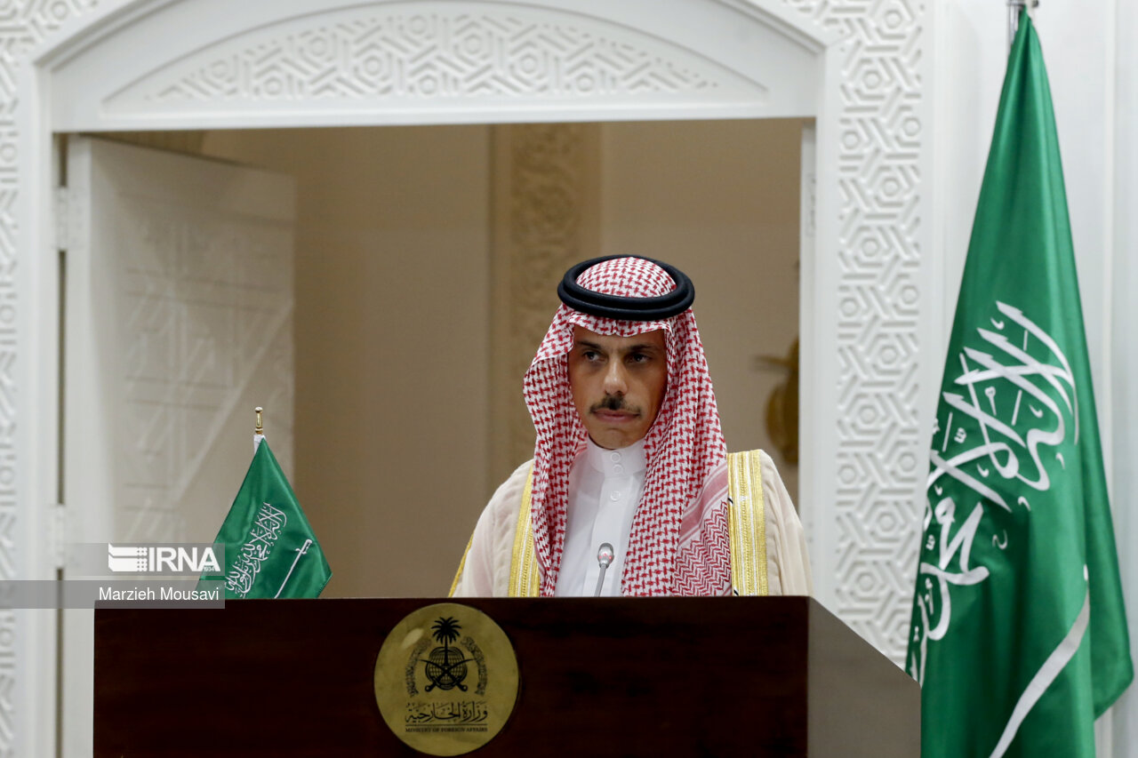 «فیصل بنفرحان» وزیر امور خارجه عربستان در کنفرانس مشترک مطبوعاتی با وزیر امور خارجه ایران