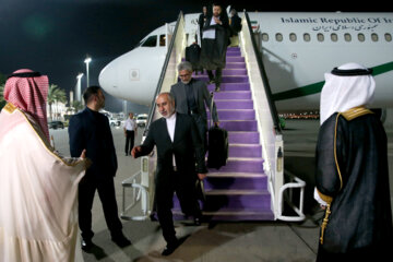 «ناصر کنعانی» سخنگوی وزارت امور خارجه از اعضای هیأت ایرانی در فرودگاه جده 
