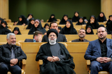 «محسن منصوری» معاون اجرایی رئیس‌جمهور، آیت الله «سید ابراهیم رئیسی» رئیس جمهور و «محمدعلی جعفری» فرمانده قرارگاه فرهنگی و اجتماعی بقیةالله الاعظم (عج) در نخستین اجلاسیه «مردمی سازی دولت»