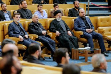 «محسن منصوری» معاون اجرایی رئیس‌جمهور، آیت الله «سید ابراهیم رئیسی» رئیس جمهور، «محمدعلی جعفری» فرمانده قرارگاه فرهنگی و اجتماعی بقیةالله الاعظم (عج) و «سید امیر حسین قاضی زاده هاشمی رئیس بنیاد شهید در نخستین اجلاسیه «مردمی سازی دولت»