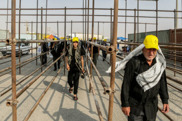 Peregrinos iraníes de Arbaín llegan a la frontera con Iraq